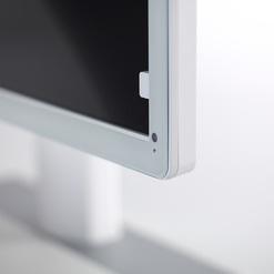 Detailaufnahme einer Monitorseite mit Anschluss, Schaltfläche und schlichtem, modernen Design auf hellem Hintergrund.
