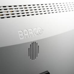 Nahaufnahme des Gehäuses eines Barco-Geräts mit Logo und Lautsprecherausschnitt.