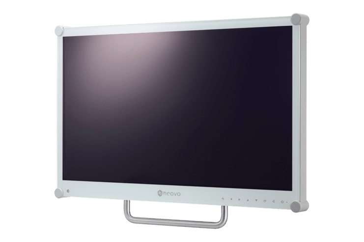 Flachbildschirmmonitor mit silbernem Rahmen und Halterung, auf wei&szlig;em Hintergrund sichtbar.